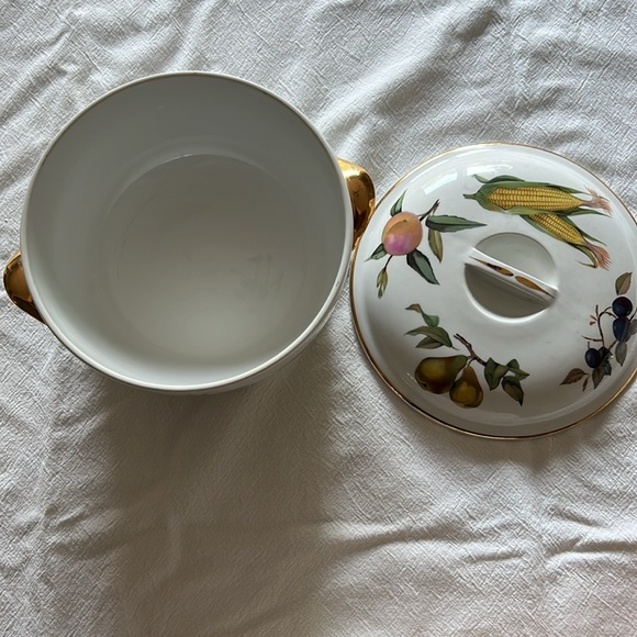 Royal Worcester Evesham Covered Casserole - Picture 3 of 6